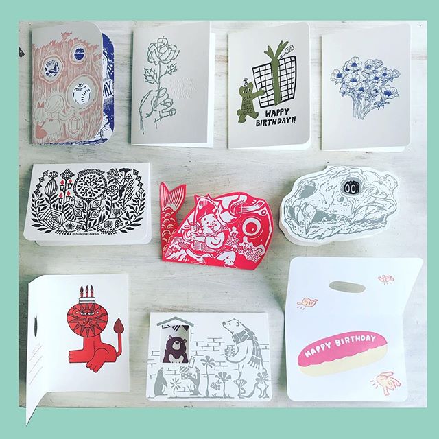 参加しております(^.^)「10人の作家が作った活版印刷のバースデーカード展」 日程：2018年3月15日（木）～30日（金） 注！！！会期中24、25は臨時休業いたします！！！ 時間：12：00-19：00 10人の作家さんに作って頂いた活版印刷のカード20種がずらり。 がっつりさわって頂けますのでこの機会に是非。 今回制作をお願いしました啓文社印刷さんの最新のお仕事も 同時に展示していますので、こちらも必見！ オリジナル活版表紙メモ、革のメモカバーがつくれる ワークショップもやっていますよ！ 〈参加作家〉足立真人／イザベル・ボワノ／いぬんこ／タダユキヒロ 谷口菜津子／玉村ヘビオ／寺田順三／福田利之／makomo／yamyam