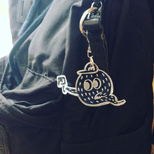 キーホルダーこちら透明バージョンです。他にはネオンカラーバージョンがあり、ネオンカラーイエローとショッキングピンクの2種で残り各8個づつくらいしかないです。あとはダッシュしているMoshのデザインもありますよ。今のところまだ通販のみ対応です。メール下さい(^^)