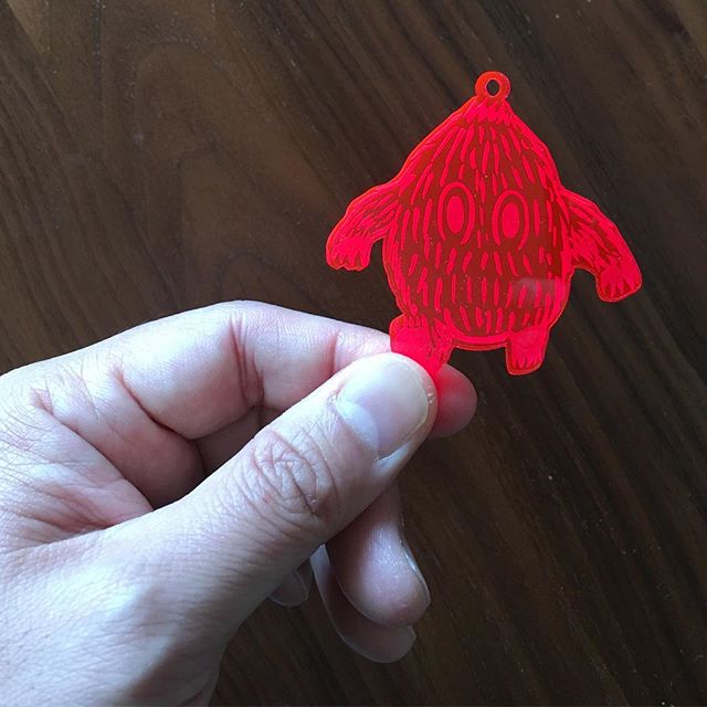 赤のコイツもいますよ(^^)画像ではわかりにくいけど、この赤はとにかくクレイジー！！ずっと見てると目がチカチカします