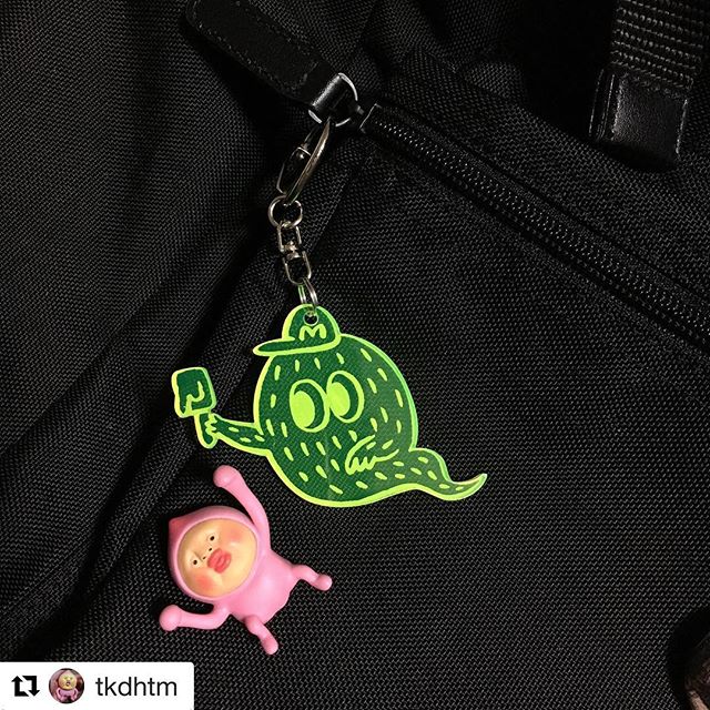 キーホルダーお買い上げありがとうございました(^^)こちら透明バージョンとネオンカラーバージョンがあり、ネオンカラーは写真のイエローとショッキングピンクの2種で残り各8個づつくらいしかないです。あとはダッシュしているMoshのデザインもありますよ。今のところまだ通販のみ対応です。メール下さい(^^)