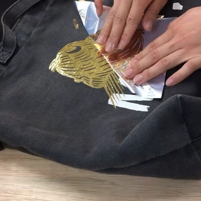 お隣のハムさんではオレとアキラの絵柄もプリントしてもらえますよ。持ち込みも可！一色500円。金箔は700円とのこと(^^)   mosh