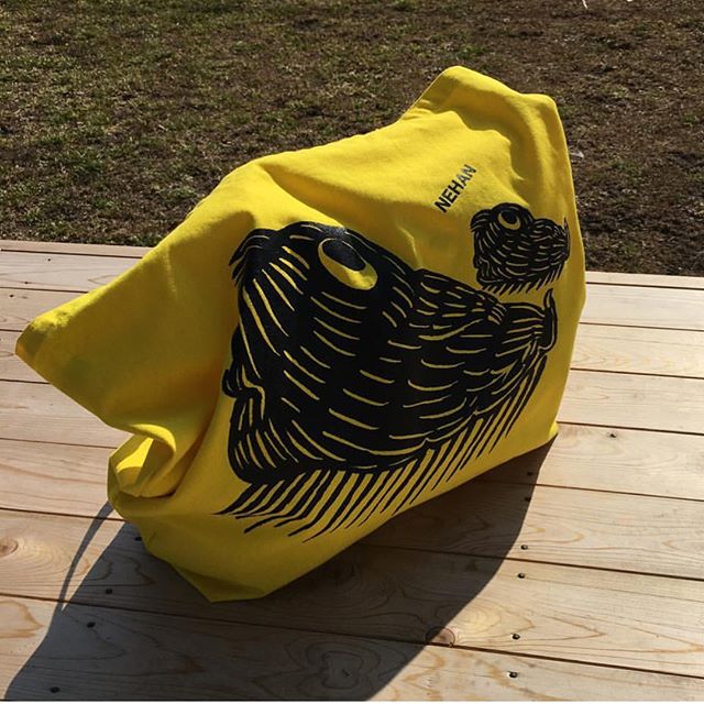 開催中のお相撲展では写真の黄色いグッズも販売中です(^.^)『SUMO in the sunshine』 "太陽の下でおすもうを" @smilin' in the sunshine 3月11日sun.~26日mon. shop, gallery and company smilin' in the sunshine 〒541-0046 大阪府大阪市中央区平野町１丁目２-１第２エイワビル ２F tel 06 6210 4035 OPEN 13:00 CLOSE 20:00 facebook smilininthesunshine instagram smilininthesunshine ◆出展アーティスト/順不同 敬称略 朝倉世界一/漫画家 白根ゆたんぼ/イラストレーター しりあがり寿/漫画家 薙野たかひろ/イラストレーター ミック・イタヤ/アーティスト サイトウユウスケ/イラストレーター 三浦憲治/カメラマン 坂本志保/装丁家 ナンシー関/作品提供 かせきさいだぁ/アーティスト グッチセンセイ/アーティスト 藤本康生/イラストレーター 林大作/陶芸作家 大江志織/陶芸作家 中嶋佐和子/グラフィックデザイナー JIMMY "BAR JET"/R&B ダンサー GOYEN卿/JAZZ DJ 河田潤一/イラストレーター タダユキヒロ/イラストレーター 竹内みか/アーティスト オオヤマネコ/イラストレーター 古川嘉代/イラストレーター 安斎香代子/スナップ写真家 安齋肇/イラストレーター