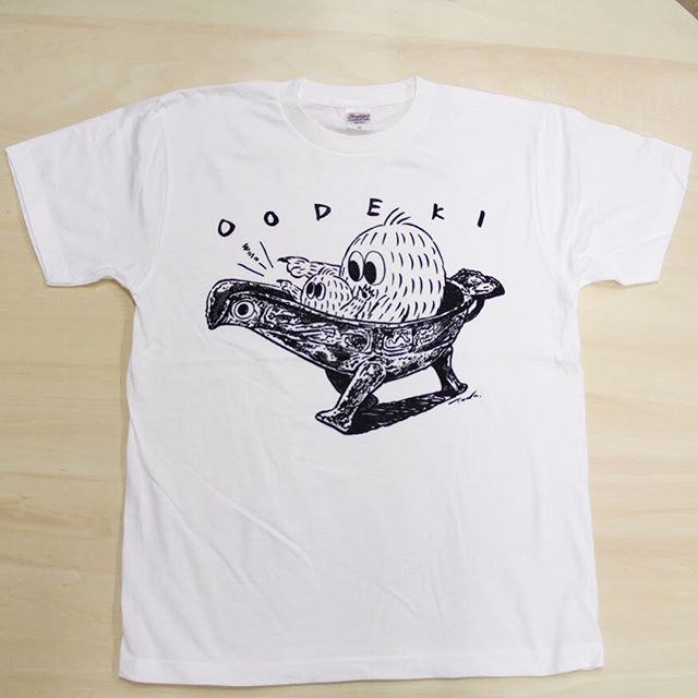 I made original goods for Kuboso Memorial Museum of Arts, Izumi. 和泉市久保惣記念美術館で開催されるで大でき市で販売されるオリジナルグッズを美術館とコラボしてつくりました。画像のTシャツや、トートバック、ポストカードなどもあります。すべてこの日のみ販売のものとなります。また、当日はポップアップショップとしてzine等も販売する予定です(^.^)キーホルダーもあるよ(^^) 【久保惣”大でき”美術館】 日時：2018年3月21日（水・祝）10:00〜15:00 *久保惣記念美術館は17:00まで開館[入館は16:30まで] 会場：和泉市久保惣記念美術館 入館無料 様々なジャンルのクリエイターとのを持つ大阪府立江之子島文化芸術創造センター/enocoがプロデュースした「大でき」なものを集めたセレクトショップがこの日限定でオープンします。 関西を中心に活動するアーティスト・クリエイターのオリジナルグッズ、アート・デザイン系古本屋 『ON THE BOOKS』がセレクトする古本市、 地元・和泉の農家のお母ちゃんの味をお届けする『いずみの里』や和泉市の友好都市・和歌山県かつらぎ町の特産品、様々な土地の素材を生かした カレーづくりを得意とする『nimo alcamo』が作る和泉市・かつらぎ町産の「大でき」を詰め込んだカレーなどをお楽しみください。